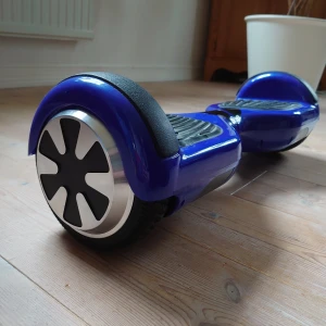 Mörkblå hoverboard  - Mörkblå hoverboard från Denver. Mycket sparsamt använd. 