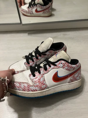 Jordan 1 Low - Säljer dessa skor för de it kommer till användning, väl använda. Storlek 38. Nypris var 1200. Köparen står för frakt ❤️