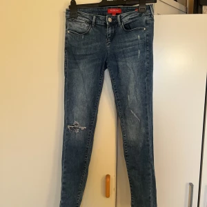 Jeans  - Säljer dessa jättefina guess low  waisted jeans, jeansen är i bra skicka och har alla märken intakta. Jeansen är i storlek S men kan även passa i M🌸