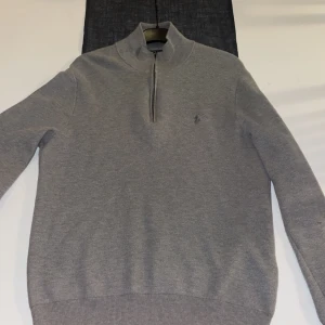 Half zip ralph lauren - Storlek M, använd 4-5 gånger o perfekt skick. Säljer då jag har en likadan. Köpt för 1700. Pris kan diskuteras 