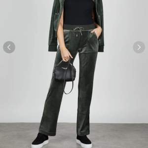Superbekväma och fina mörkgröna mjukisbyxor från juicy couture ⭐️ Sparsamt använda så fint skick. Köpta på wakakuu.com för 1099 kr 💚