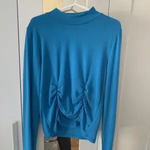 En blå långärmad tröja som är använd en gång💙 