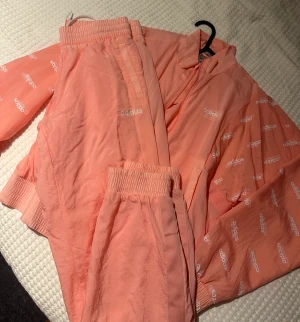 Adidas dress - Adidas dress i härlig material och i nytt skik! 