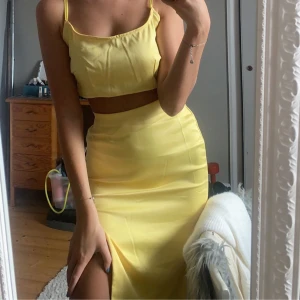 Set  - Säljer detta jättefina gula setet. Kjolen har en slits på sidan och går ner till mina knän. Finns en resår insydd i midjan då kjolen var för stor för mig! 