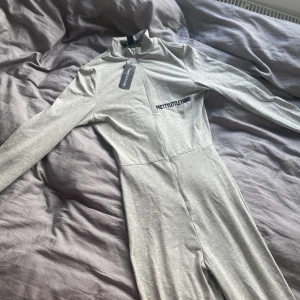 PLT - Säljer denna jumpsuit från pretty little thing då den inte passade mig (den är ganska tajt i armar och ben). Helt ny, endast provad hemma, Lappen är kvar. Kontakta mig om ni vill ha fler bilder på den! Kan posta men köparen står för priset av frakten!💕