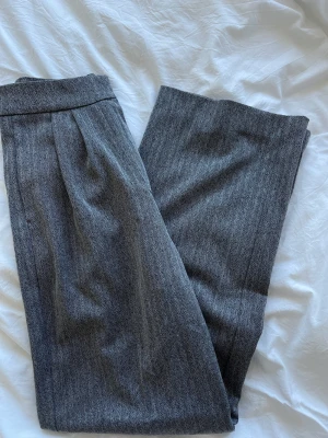 kostymbyxor  - gråa kostymbyxor från NA-KD, hög midja. Mycket fint skick 💕