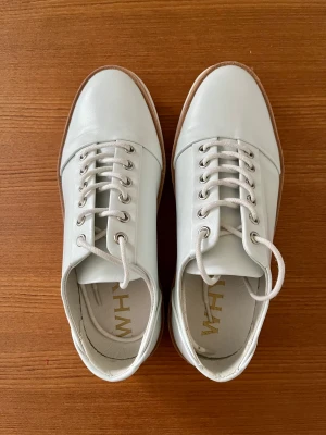 Whyred vit vårsneaker - Vita lätta vårsneakers från Whyred. Storlek 37. I oanvänt skick. 