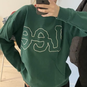 Lee Sweatshirt - En skitfin vårtig grön sweatshirt från lee, den är använd sparsamt så i fint skick! Frakt tillkommer 🤗💕 hör av er vid frågor eller fler bilder!