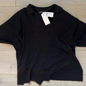 Trekvarts tröja  - Säljer denna helt nya trekvarts t shirt med slits på sidan då den tyvär inte kommit till användning. 