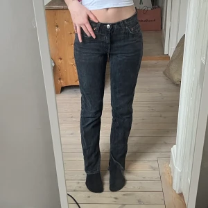 Jeans - Så snygga svarta/grå lågmidjade jeans från Zara med slits längst ner! Storlek 34 💕💕