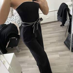 Smickrande och bekväm jumpsuit från H&M. Knappt använd och är som ny. Bältet är avtagbart och jumpsuiten har även gummi vid bysten så den inte glider ner. Bara fråga vid fler frågor.  Frakt tillkommer💗