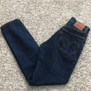 Levis jeans  - Jättefina 501 Levis jeans som tyvärr inte kommer till användning för mig. Oanvända och i superfint skick, waist är i storlek 24 men passar mig bra som ofta har 34/36, pris kan diskuteras💕