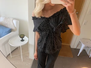 Blus - Sååå fin blus med knytning under brösten🥰