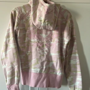 Super vintage bikbok hoodie - Super vintage bikbok hoodie från 2000 talet. Välbevarad och så så himla fin. Det står storlek medium men den är väldigt tight och passar mer en xs eller small. Älskar verkligen denna 👛🎀🌸