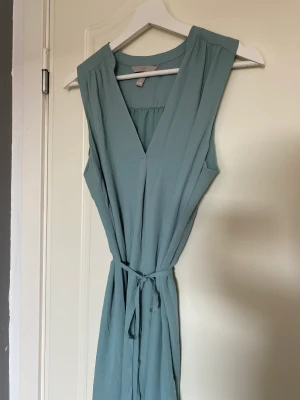 Klänning - Jättesöt oanvänd klänning från hm med knyt band i midjan. Sage green
