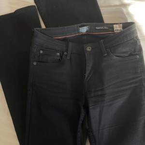 Svarta bootcut jeans från Crocker  Lågmidjade jeans  Storlek 28/33 Stretchiga I materialet Använt skick,  slitningar framgår på bild men inget som påverkar användningen   140 kr 