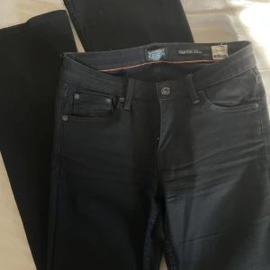 Svarta bootcut jeans från Crocker  - Svarta bootcut jeans från Crocker  Lågmidjade jeans  Storlek 28/33 Stretchiga I materialet Använt skick,  slitningar framgår på bild men inget som påverkar användningen   140 kr 