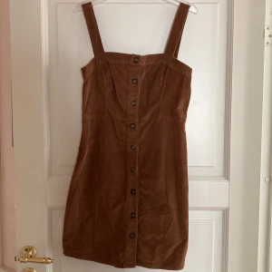 Brun klänning - En brun bomullsklänning med sammetsliknande material. Från Hollister🤎 Fint skick! Storlek M. 150kr. 
