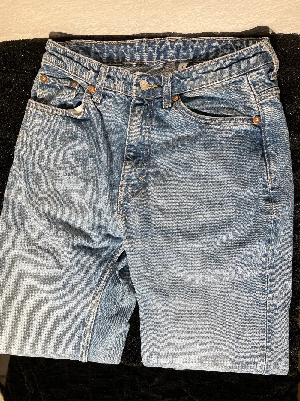 Ett par blåa jeans köpta från weekday Storlek 27 i midjan och 30 i längd och är av modellen Voyage Skick 9/10  Kan också sälja alla byxor tillsammans för 500kr. Jeans & Byxor.