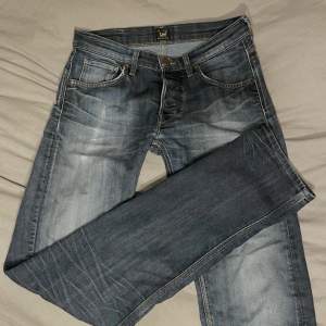 Lågmidjade jeans i rak modell, släjs då de är försmå. Det är mammas gammla och finns två st i samma modell och storlek. Passar längdmässigt mig som är 170cm (väldigt bra skick)