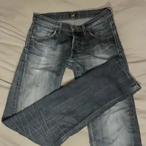 Lågmidjade jeans i rak modell, släjs då de är försmå. Det är mammas gammla och finns två st i samma modell och storlek. Passar längdmässigt mig som är 170cm (väldigt bra skick)