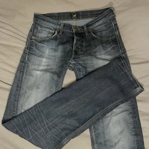 Lågmidjade jeans - Lågmidjade jeans i rak modell, släjs då de är försmå. Det är mammas gammla och finns två st i samma modell och storlek. Passar längdmässigt mig som är 170cm (väldigt bra skick)