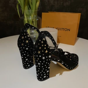 Steve Madden Klackar - Säljer mina supercoola svarta Steve Madden klackskor med stjärnor på❤️‍🔥jätte bra skick, bara att skriva för fler bilder📸