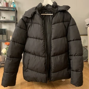 Jacka - Säljer denna jacka från ASOS åt min kille, passar både tjej och kille🤍
