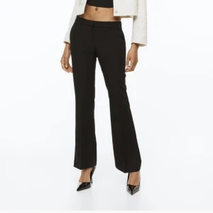 Lågmidjade kostymbyxor  - De perfekta lågmidjade kostymbyxorna ifrån hm. Slutsålda och eftertraktade. Säljer då jag köpte fel storlek så aldrig använda.❤️❤️