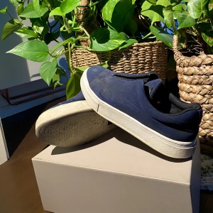 Eytys Doja Marine  - Hej, säljer mina Eytys Doja skor som är i okej skick. De är använda men har fortfarande kvar att ge. Nypriset va 2000 kr i butik men har tyvärr ej kvar någon box från köp. Storlek 43 och True To Size. Priset är inte hugget i sten. Hör av dig vid intresse!