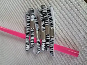 Hej alla fina 🌹 Här har jag två olika-mönstrade fina hår-snoddar, ena är zebra o andra är geoard-mönstrat, svartvita 🌹 Pris per bild: 4 kr eller båda 7 kr plus frakt 16 kr 🌹 Kontakta mig innan köp 🌹 Anki 