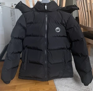 Trapstar ”Irongate” Puffer Jacket - Trapstar ”Irongate” Puffer Jacket - 2023 Blackout edition  Säljer min nya oanvända äkta jacka från Trapstar i storlek M (passar även S). Originalförpackning, kvitto och etikett finns. Jackan tillhör slutsåld kollektion. Buda gärna! 