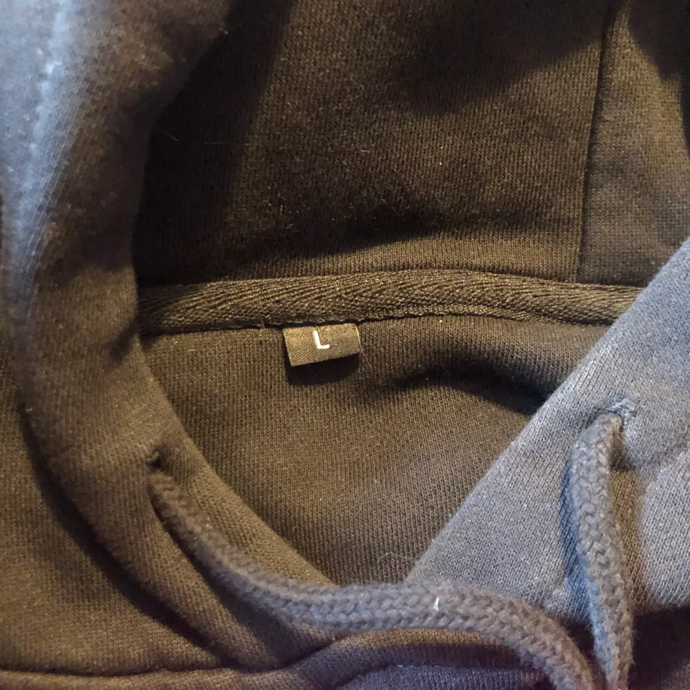 Säljer min dirt cült hoodie då den inte är i min storlek. Det står large men den är liten i storleken så är mer som en medium. Hoodies.
