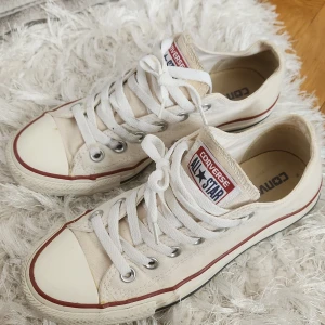 Converse - Säljer mina fina vita converse, för att jag inte använder dem längre. 