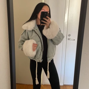 Jeans jacka med päls  - Oversize jacka i storlek M/L  Jag brukar ha storlek XS/S i jackor och denna sitter oversize på mig. Super fin jacka som jag köpte för ca 1 vecka sedan. 