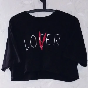 IT crop top - Storlek L men skulle troligtvist passa bättre som M. Klippte denna själv och vill inte ha den längre.:b