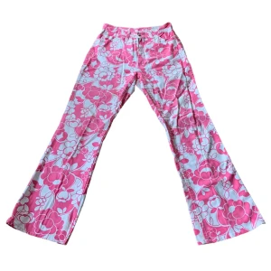 Blommiga jeans - Blommiga jeans. Passar mig som är 160 cm. Högmidjade