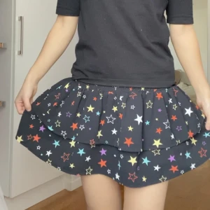 Loavies kjol - Så cool volangkjol från loavies med stjärnor på! Skönt material och toppen skick❤️