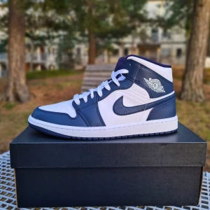 Jordan 1 mid "Obsidian" - Helt nya, otestade Jordan 1 mid obsidian  i storlek 41. Kvitto finns och alla original saker medföljer. Skriv ifall ni har några frågor 😁