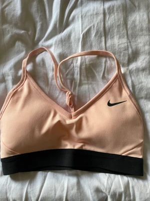 Nike topp - En Pitch färg nikentopp. Helt o använd på grund av att den är för liten.
