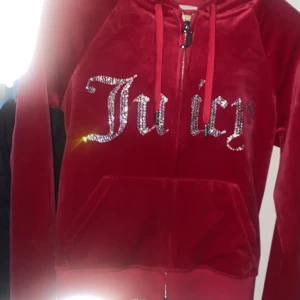 JUICY KOFTA!😍 - Säljer min HELT NYA juicy kofta i färger röd! ALDRIG använt utan bara testat! Kom privat för fler bilder❤️