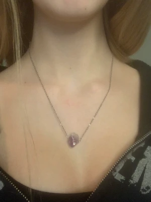 Kristal halsband - Ett jätte fint halsband i rostfritt stål med en rå ametist i bra kvalitet. Säljer då jag inte använder längre