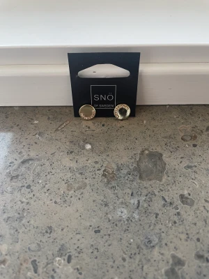 Snö of Sweden öronhängen  - Nya och oanvända öronhängen från Snö Of Sweden! Köpta för 249kr
