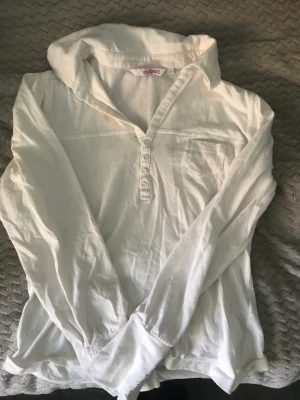 Vit långärmad  - Vit långärmad tröja med krage som inte kommer till användning längre! Det står storlek L men är mer som en M/S❤️ 