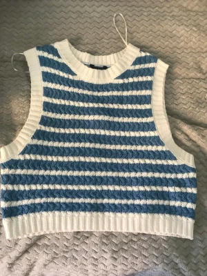 Stickadvöst - Helt ny stickad blå randig väst! Super fin, men tyvärr kommer den inte till användning! Helt ny dessutom och endast provad! Priset går att diskutera!❤️