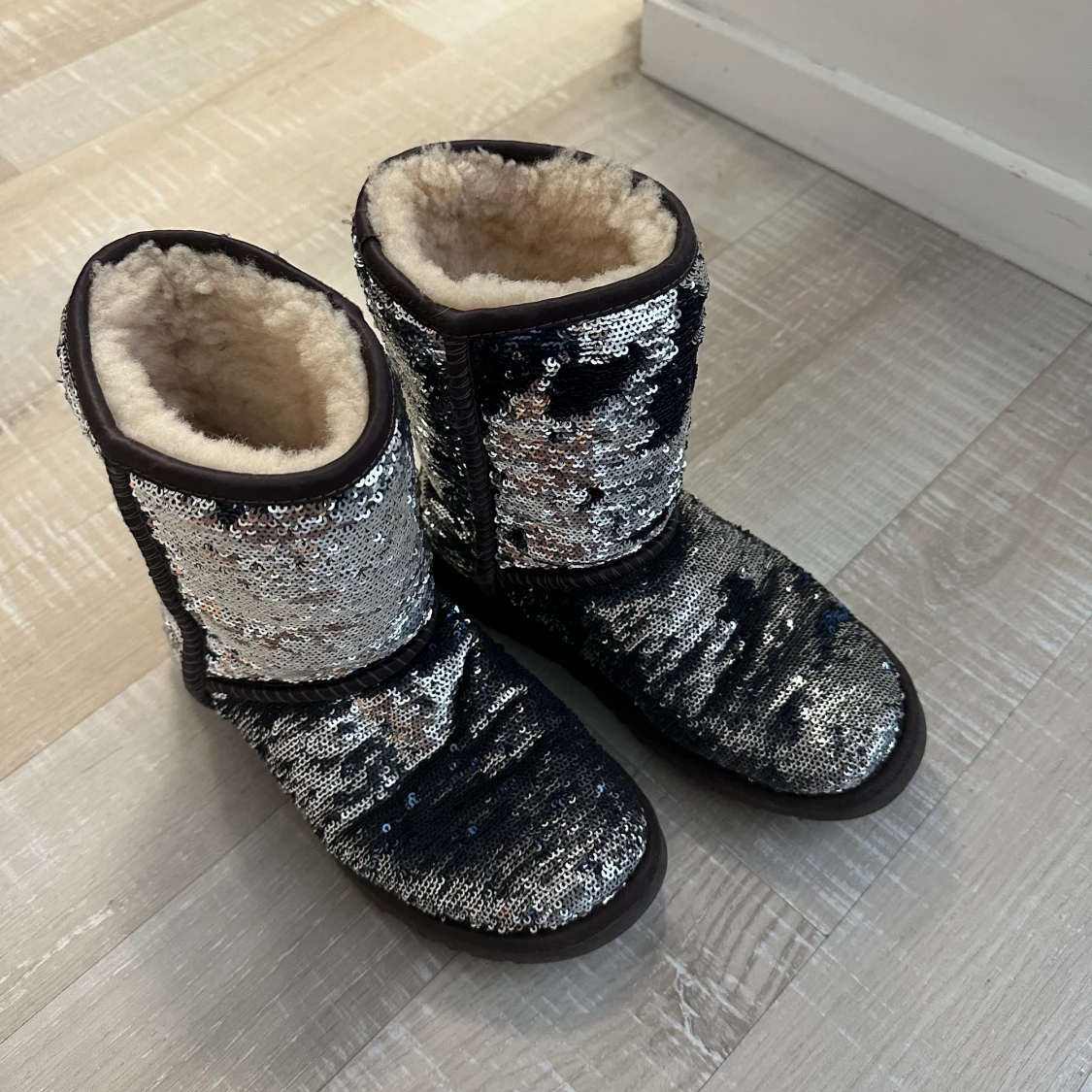 Glittriga uggs - 90