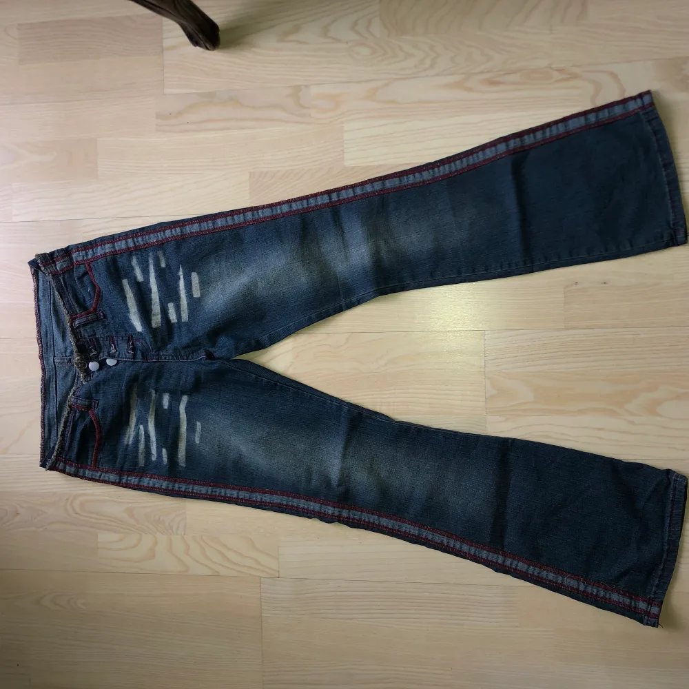 Galet söta bootcut jeans med ”worn”-detaljer och vinröda stygndetaljer. Supersköna, lågmidjade, men tyvärr för små för mig. Öppen för prisförslag . Farkut & Housut.