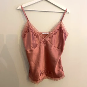 Super söt rosa vintage linne! - Super söt sommar linne med fina broderade spetsdetaljer!❤️🫶🏻 Storlek L!!💋 Använd köp nu funktionen!