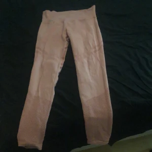 Träningsbyxor - Säljer dessa träningsbyxor från aimn, sitter super bra men kommer aldrig till användning längre. 
