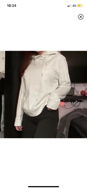 Mintgrön hoodie - Säljer min hoodie som jag köpte förra sommaren från pondus💚Nypris va 599kr💚Den är använd en gång så i nyskick💚Inga defekter va jag ser💚SPÅRBAR FRAKT 